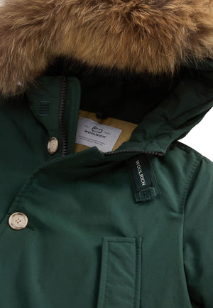 Giubbino bambino Woolrich kids Arctic Detachable Fur Parka verde agrifoglio scuro in tessuto Ramar