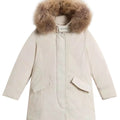 ViaMonte Shop | Woolrich kids giubbino Luxury Arctic Raccoon Parka beige bambina in tessuto Urban Touch