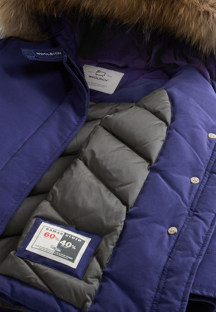 Giubbino bambina Woolrich kids Arctic Raccoon Parka viola in tessuto Ramar Cloth