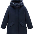 Giubbino bambina Woolrich kids Arctic Parka blu in tessuto Ramar Cloth | ViaMonte Shop